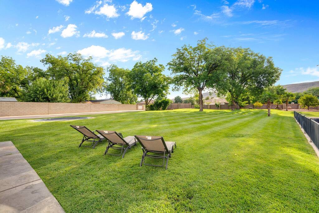 Mansion near Zions sleeps 20+| Private pool & Yard - Hurricane