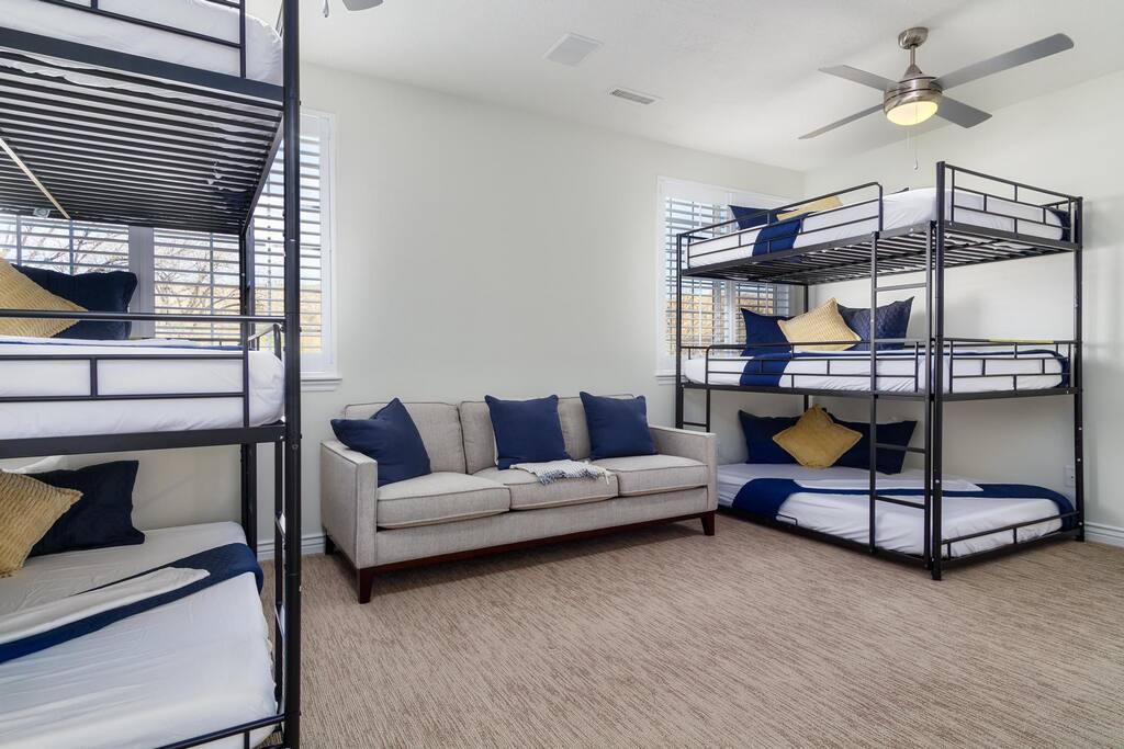 mansion-near-zions-sleeps-20+or-private-pool-and-yard/