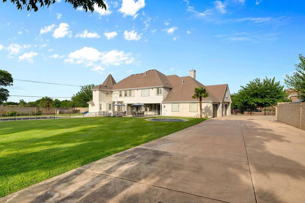 LARGE DRIVEWAY- RV/ BOAT PARKING