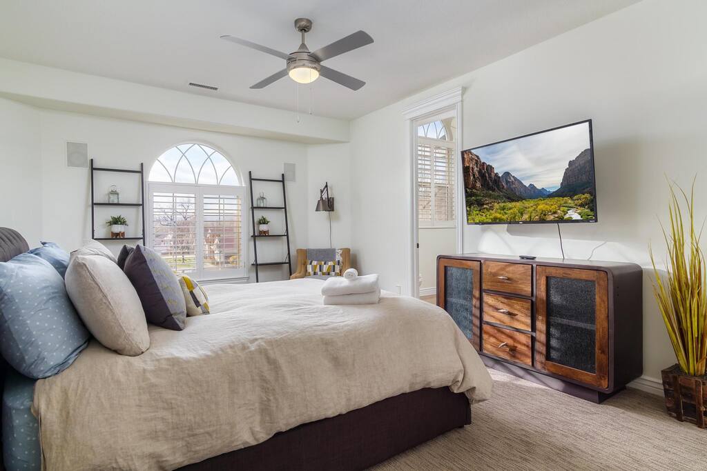 mansion-near-zions-sleeps-20+or-private-pool-and-yard/