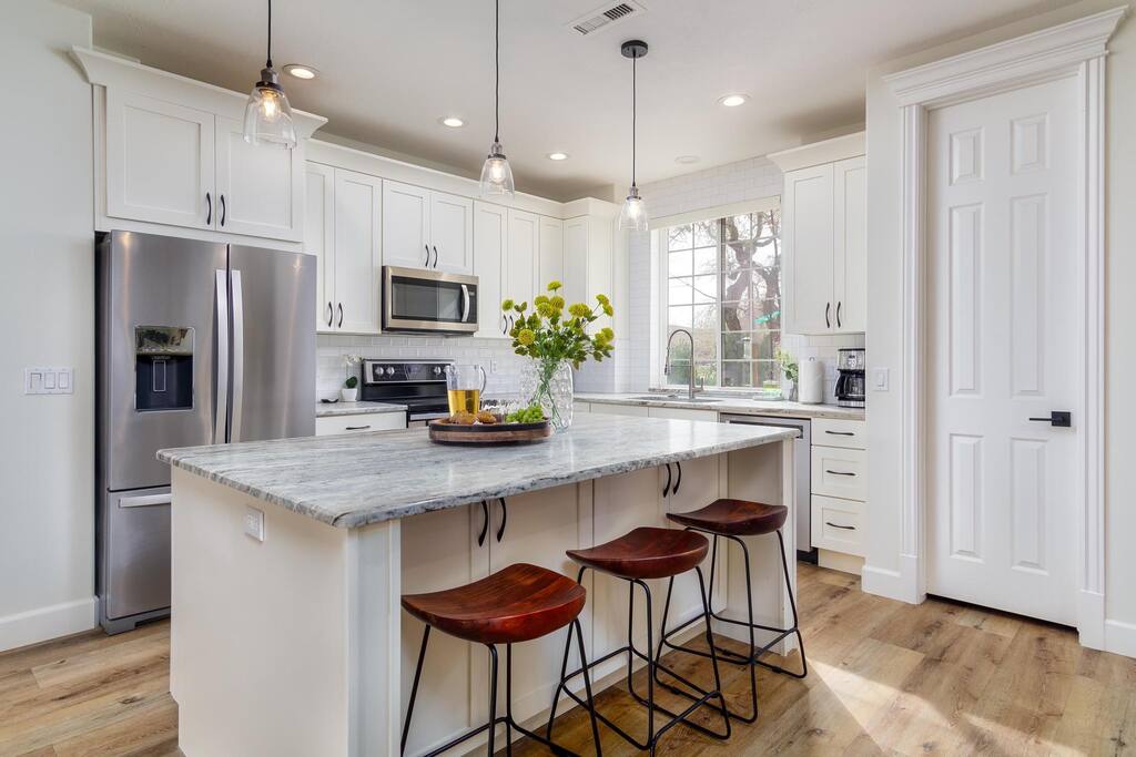 mansion-near-zions-sleeps-20+or-private-pool-and-yard/