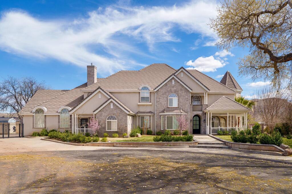 Mansion near Zions sleeps 20+| Private pool & Yard - Hurricane