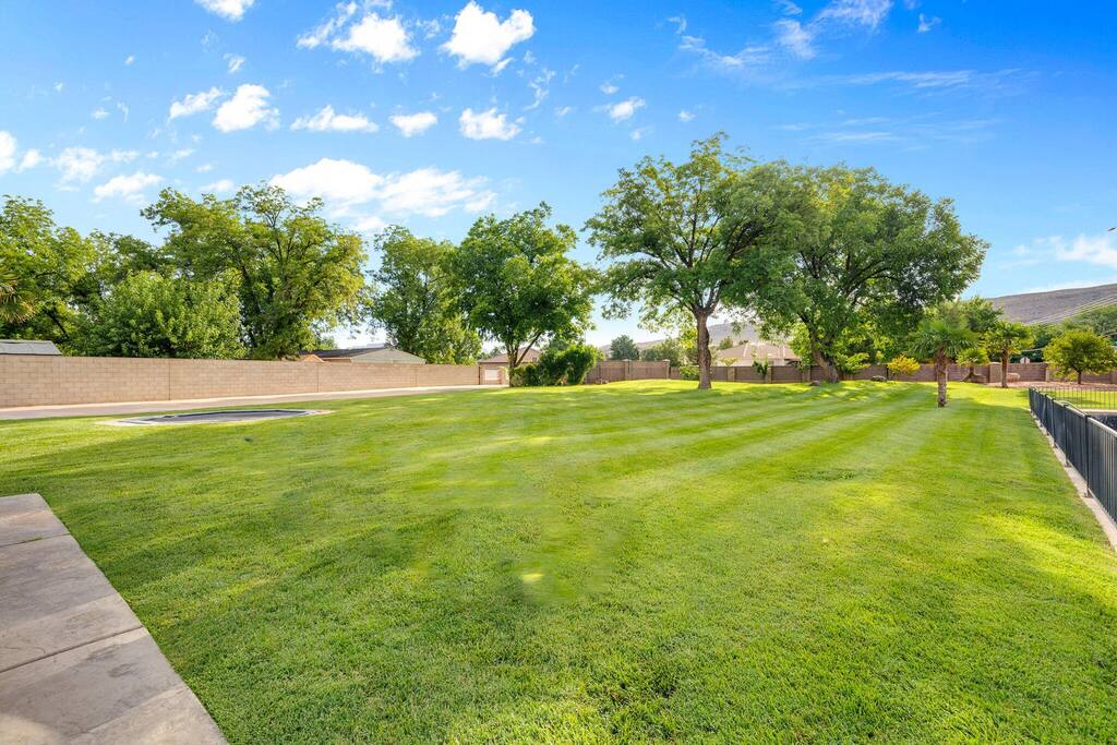 Mansion near Zions sleeps 20+| Private pool & Yard - Hurricane