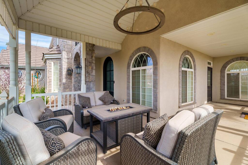 mansion-near-zions-sleeps-20+or-private-pool-and-yard/