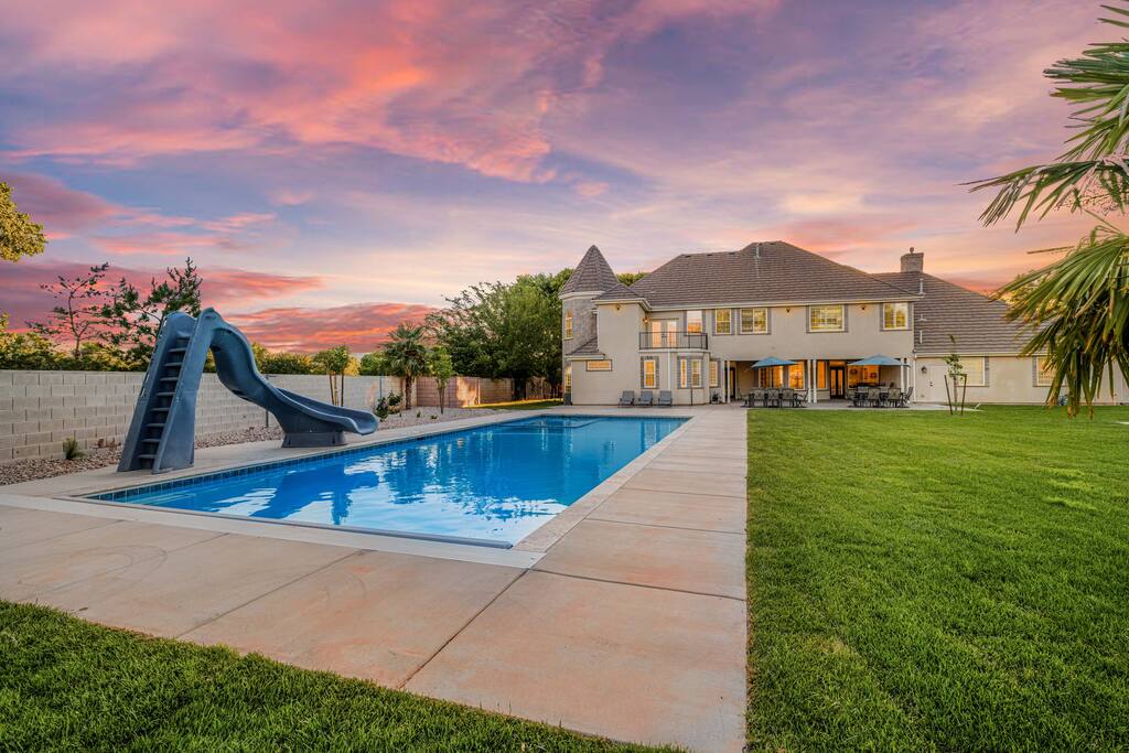 Mansion near Zions sleeps 20+| Private pool & Yard - Hurricane