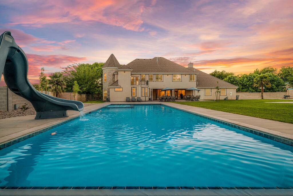 mansion-near-zions-sleeps-20+or-private-pool-and-yard/