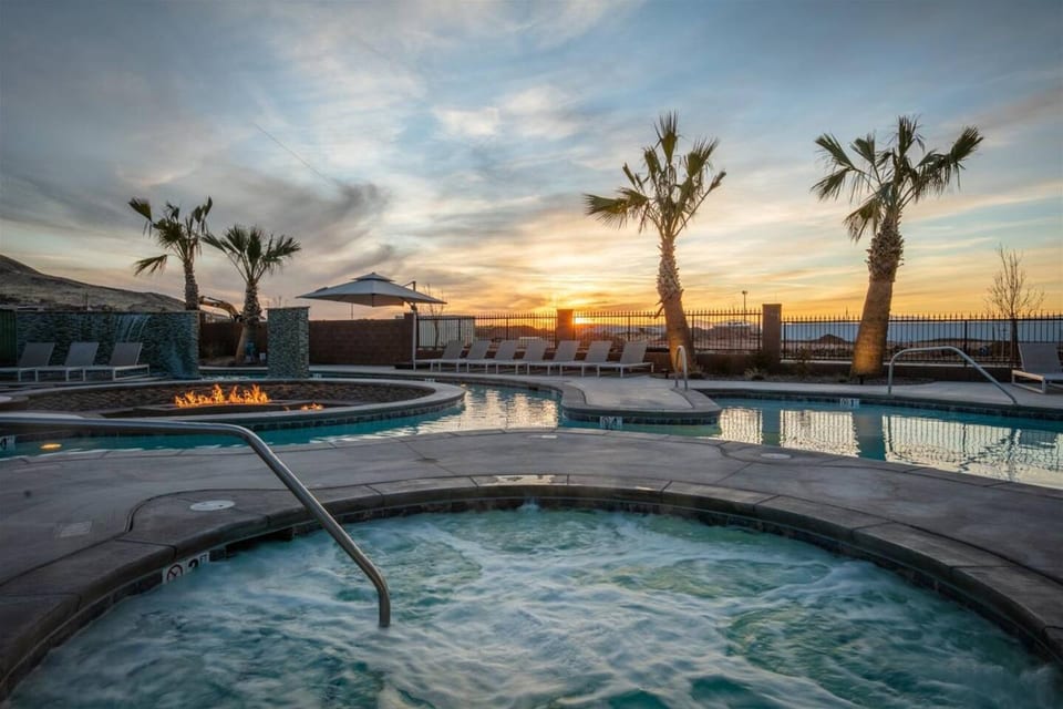 New Modern Townhouse | Heated Pool+Spa | 12 Guest - Hurricane