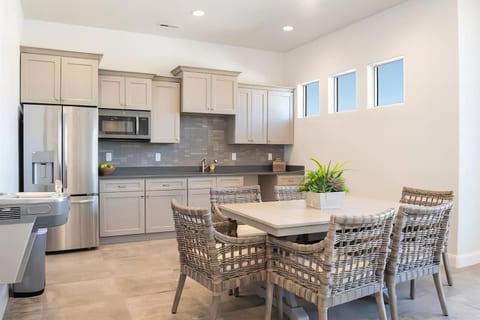 New Modern Townhouse | Heated Pool+Spa | 12 Guest