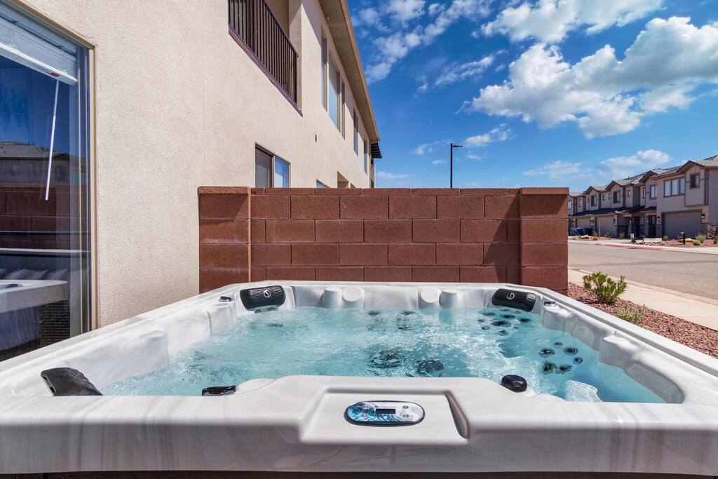 new!-or-hot-tub-or-escape-to-zion/