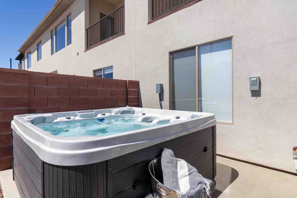 fire-+-spa-luxury-or-zion-village-or-12-guest/