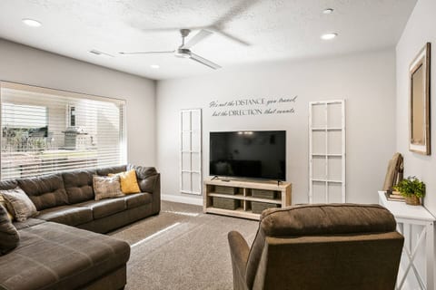 Zions Peak View | Pool + Spa | 12 guests|Bunk Room