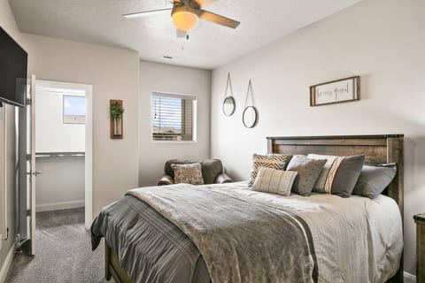 Zions Peak View | Pool + Spa | 12 guests|Bunk Room
