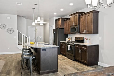 Zions Peak View | Pool + Spa | 12 guests|Bunk Room