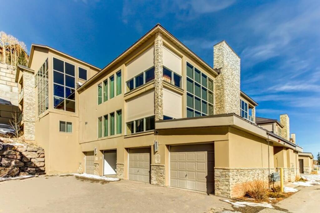 Luxury Slopeside Retreat | 10+ | Free Shuttle