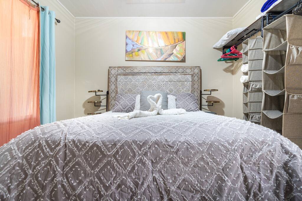 Private Pool, 14 minute walk to beach, AC!