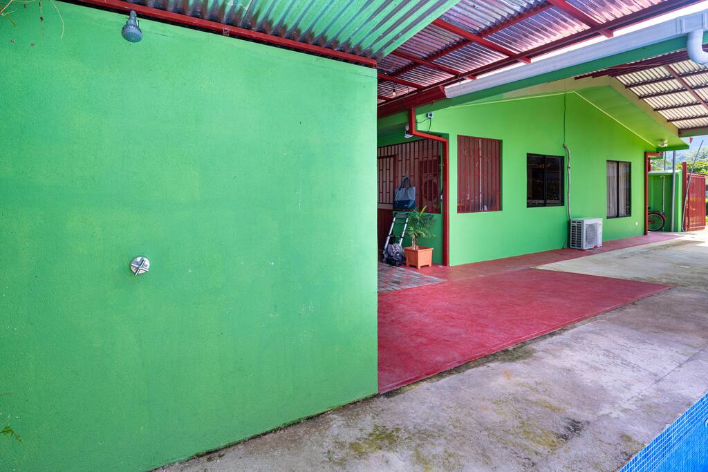Private Pool, 14 minute walk to beach, AC!