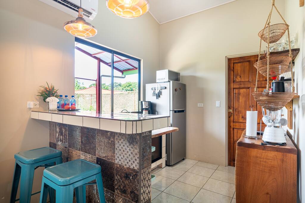 Private Pool, 14 minute walk to beach, AC!