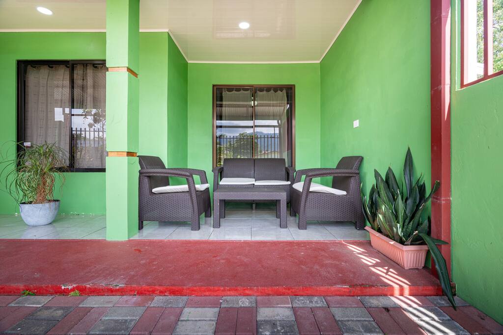 Private Pool, 14 minute walk to beach, AC!