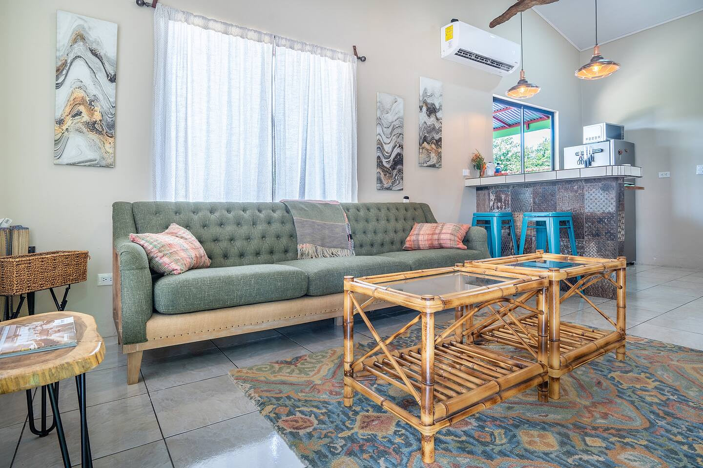 Private Pool, 14 minute walk to beach, AC!