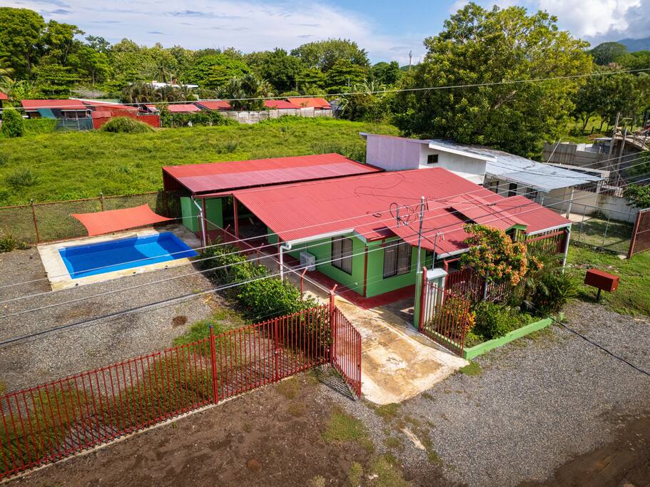 Private Pool, 14 minute walk to beach, AC!