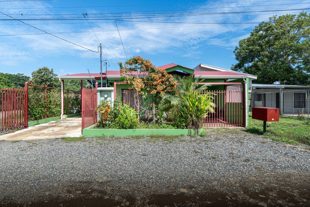Private Pool, 14 minute walk to beach, AC!