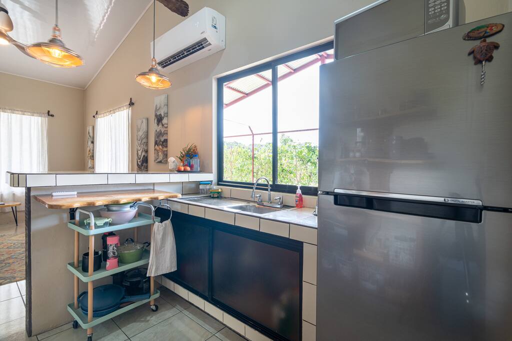 Private Pool, 14 minute walk to beach, AC!