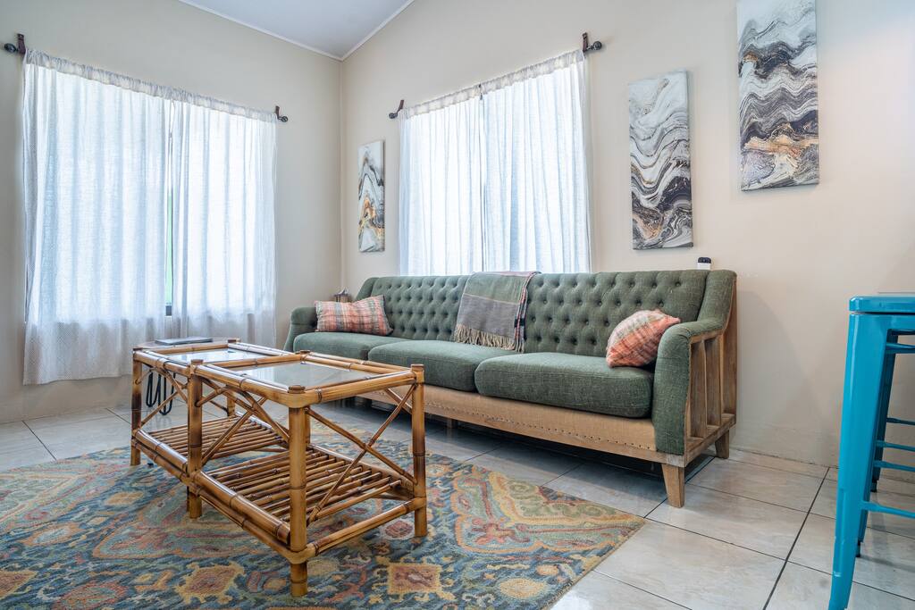 Private Pool, 14 minute walk to beach, AC!