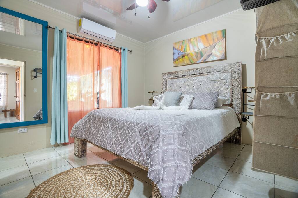 Private Pool, 14 minute walk to beach, AC!