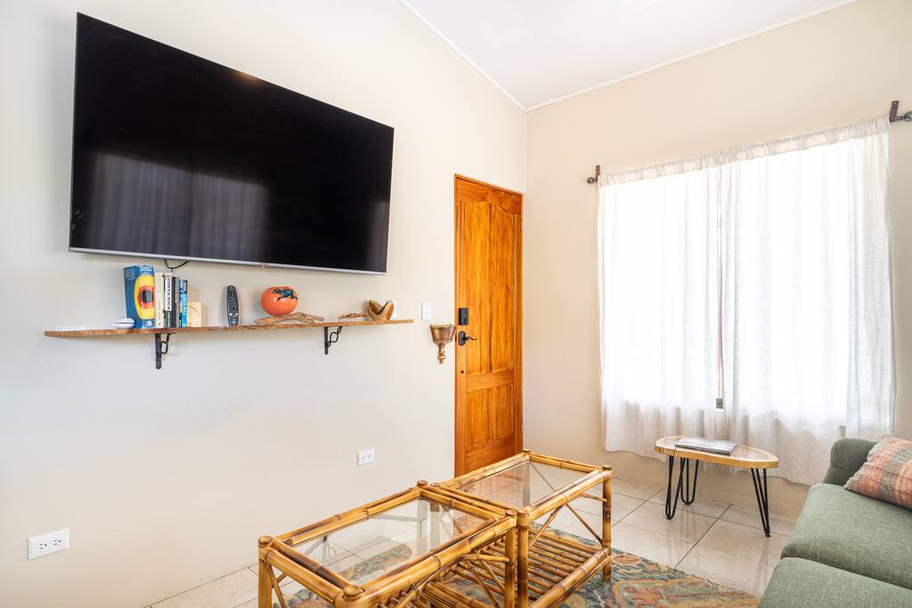 Private Pool, 14 minute walk to beach, AC!