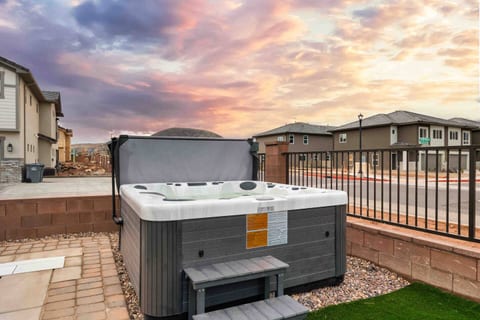 Luxury Private Pool + Spa | 34+ Guests | Oasis