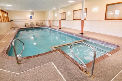 Common area hot tub and pool