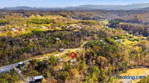 4 BD Luxury Cabin•Hot Tub•Theater•Pool Table•S'mores•EZ Roads
