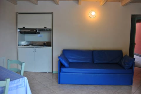 Divano con due letti singoli estraibili angolo cottura, tavolo nella zona giorno