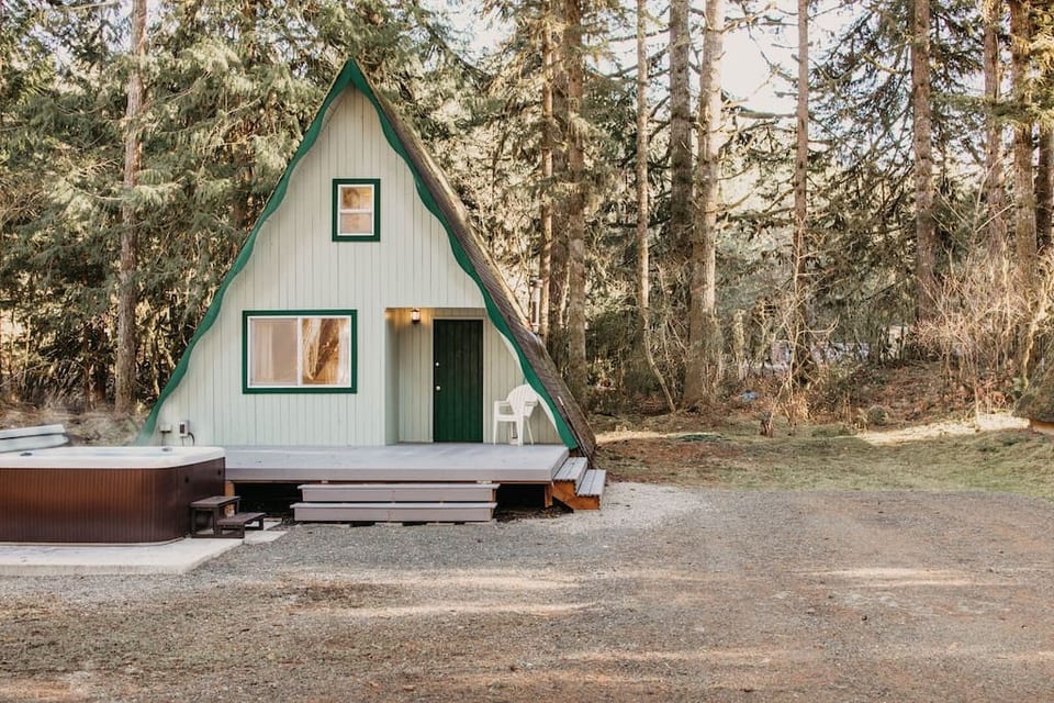 54SL - Mt. Baker Lodging Cabin - Sleeps 4 - Glacier