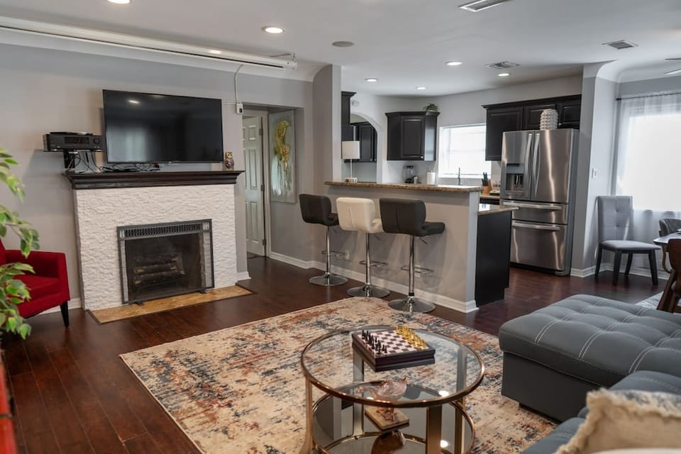 LIVING ROOM -- View 3D Virtual Tour of the Property Here: https://my.matterport.com/show/?m=hWNLjwFz8Nc