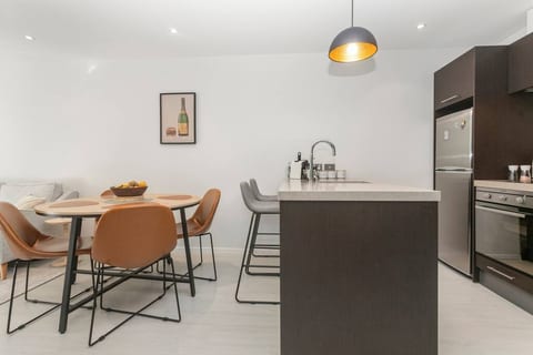 Ideal Location w/ Aircon, Gym, Pool & Fast Wi-Fi