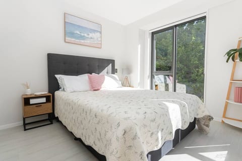Ideal Location w/ Aircon, Gym, Pool & Fast Wi-Fi