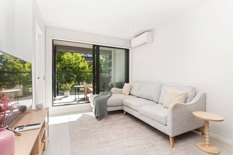Ideal Location w/ Aircon, Gym, Pool & Fast Wi-Fi