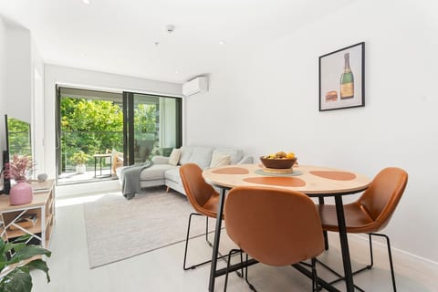 Ideal Location w/ Aircon, Gym, Pool & Fast Wi-Fi