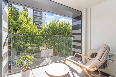 Ideal Location w/ Aircon, Gym, Pool & Fast Wi-Fi