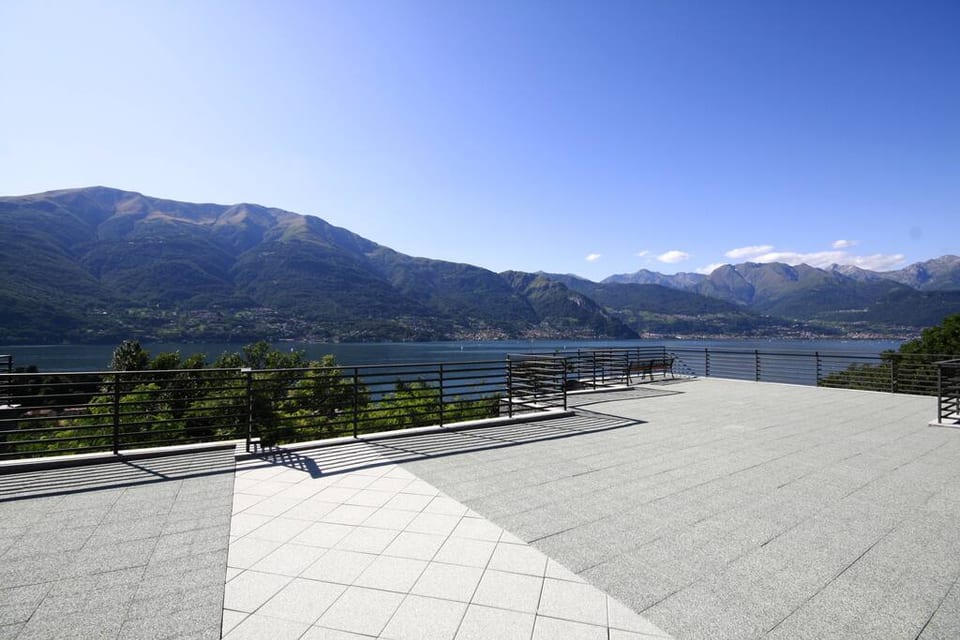 si gode di un panorama mozzafiato sul Lago di Como grazie al più bel terrazzo