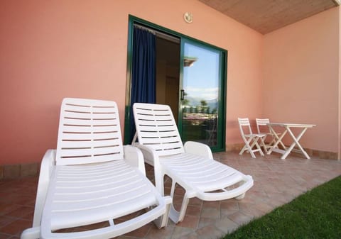 terrazzo o giardino arredati con tavolo e sedie da esterno