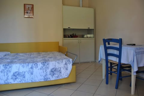 Ambiente confortevole e funzionale con divano con due letti singoli estraibili, angolo cottura, tavolo