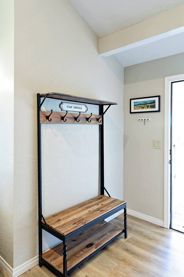 A place to set your items upon arrival. - Lone Pine Ranch Guesthouse - Ellensburg