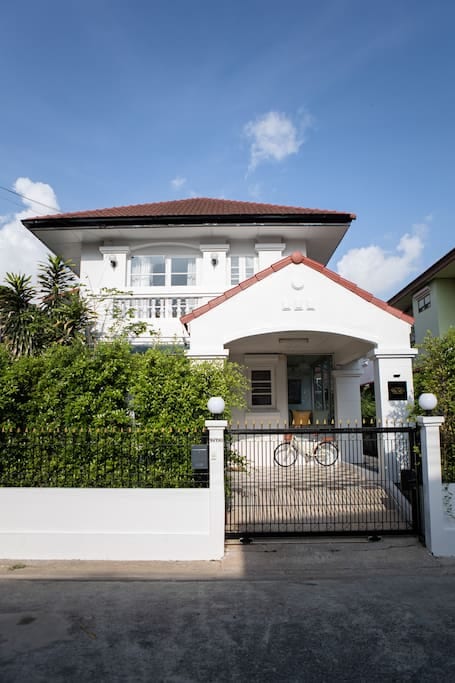 The Golden House: Entire home with 4 bedrooms & 2 Bathrooms in a peaceful neighborhood. Modern loft-style living near Suvarnabhumi airport, perfect for exploring the city & East Thailand. Just an hour from Bangsae. Quiet, convenient, and cozy.