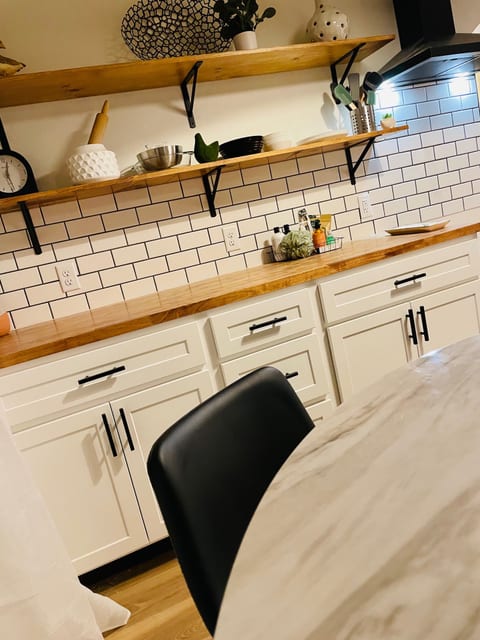 Newly remolded 1BR near Pekin Hospital and OSF.