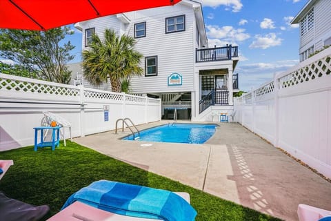 The Balcony: Unmatched Views & Steps to the Beach