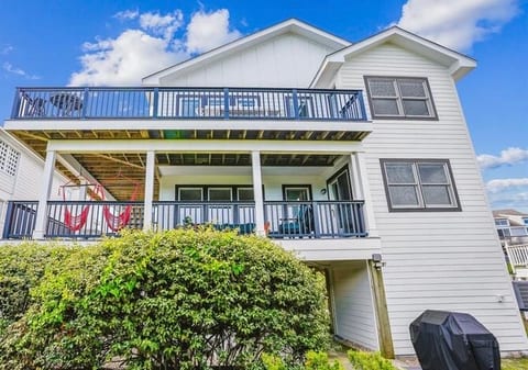 The Balcony: Unmatched Views & Steps to the Beach