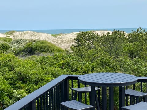 The Balcony: Unmatched Views & Steps to the Beach