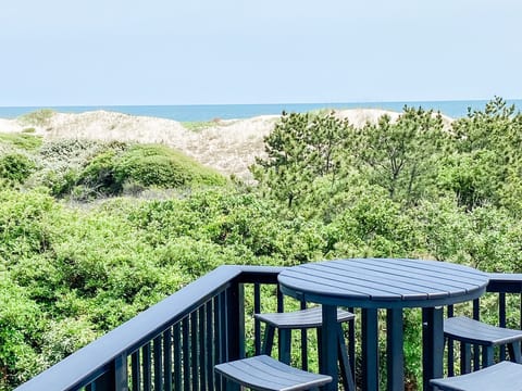 The Balcony: Unmatched Views & Steps to the Beach